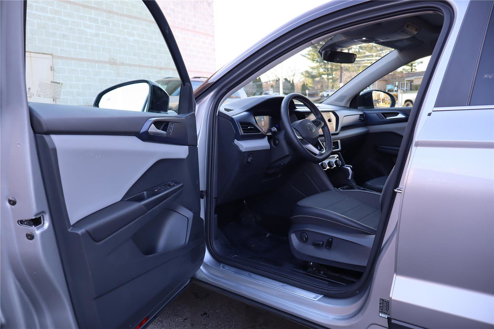 Certified 2023 Volkswagen Taos SE w/ Panoramic Sunroof Package image 11