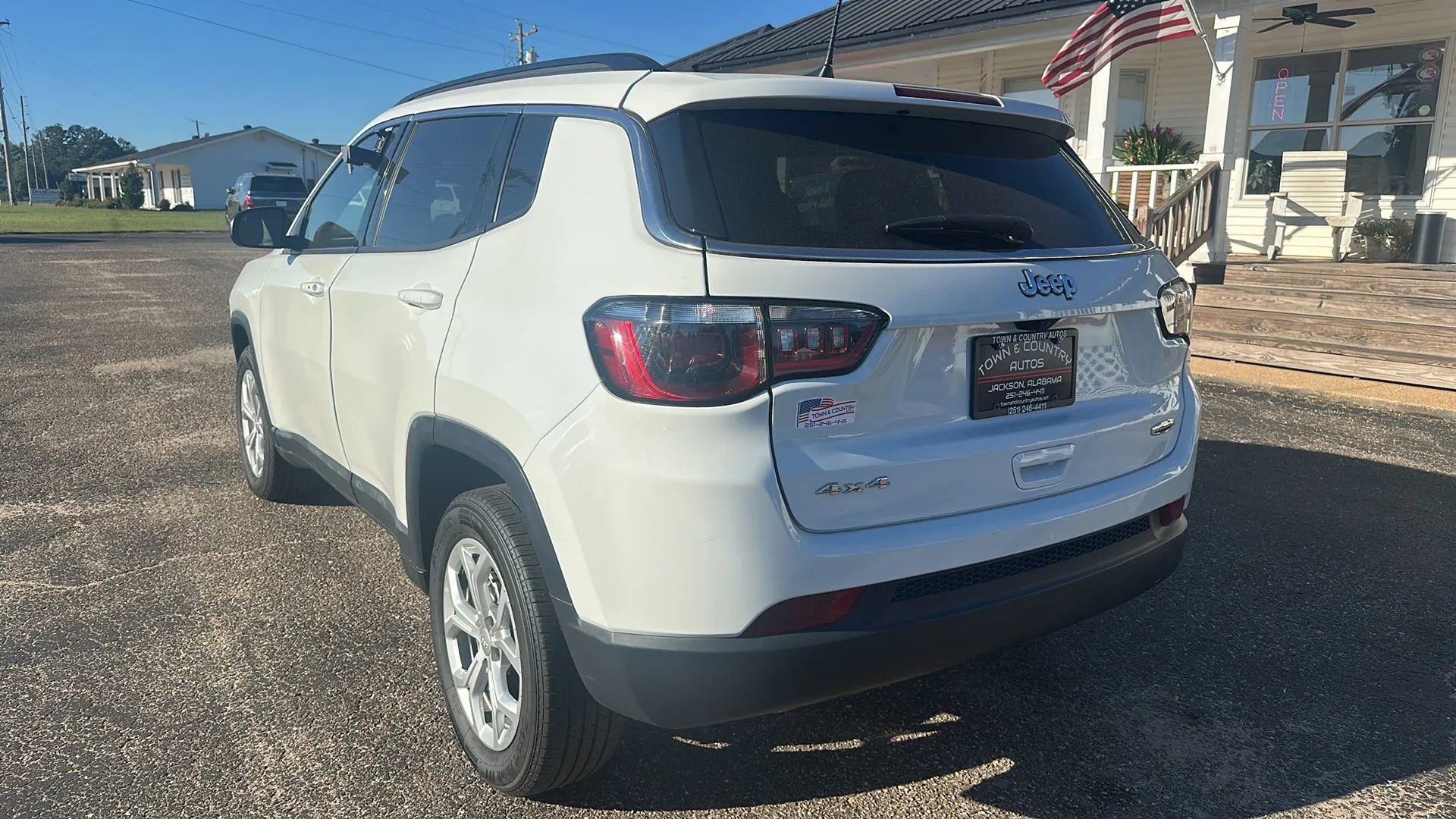 Used 2024 Jeep Compass Latitude image 7