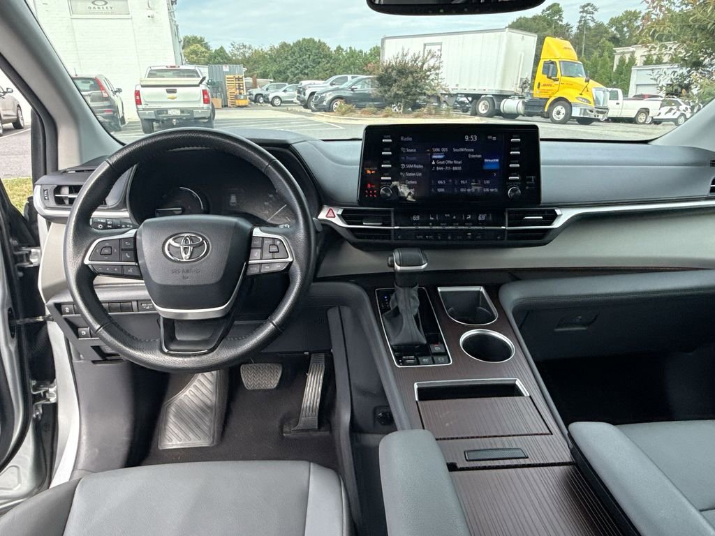 Used 2024 Toyota Sienna XLE image 32