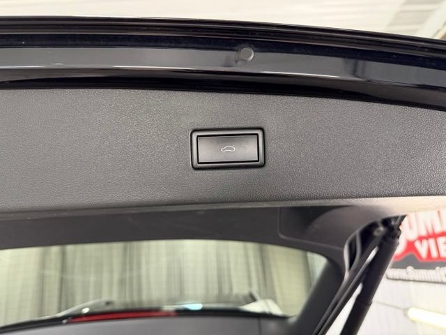Used 2018 Volkswagen Tiguan SEL AWD/4WD image 10