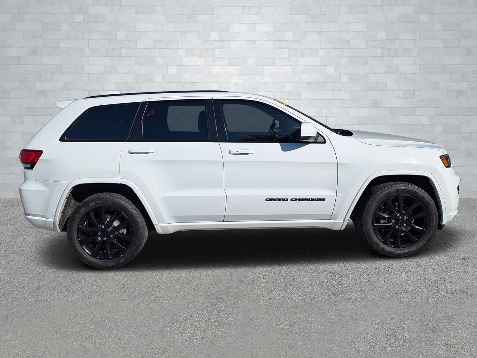 Used 2018 Jeep Grand Cherokee Altitude image 4
