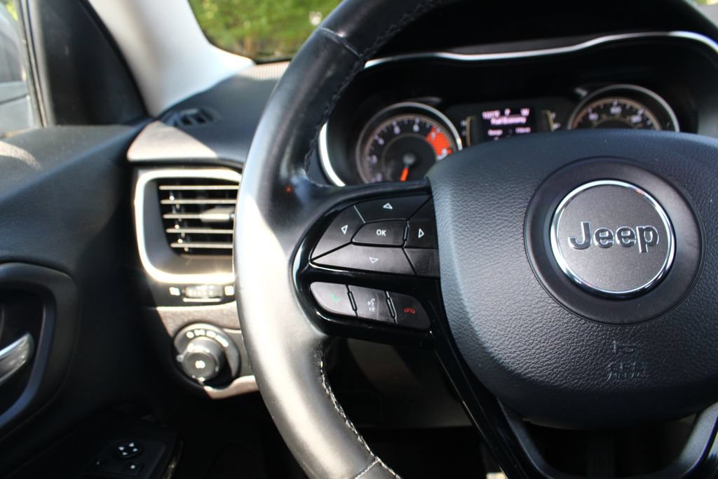 Used 2020 Jeep Cherokee Latitude Plus AWD/4WD image 23