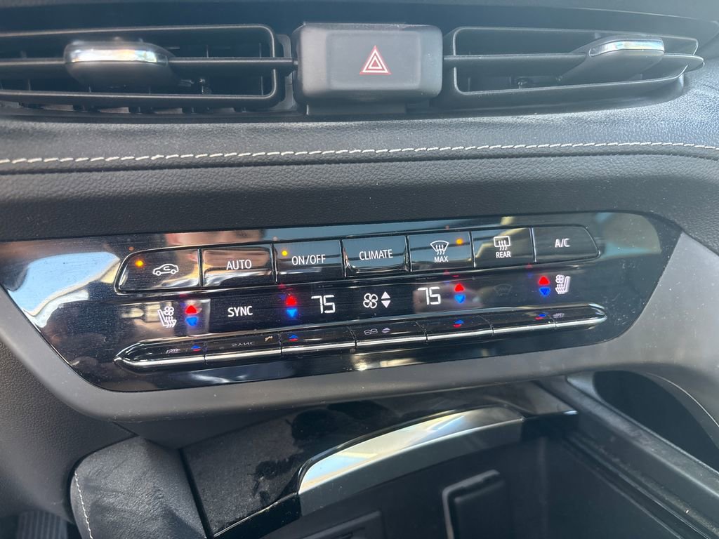 Used 2022 Buick Envision Avenir w/ Technology Package II image 25