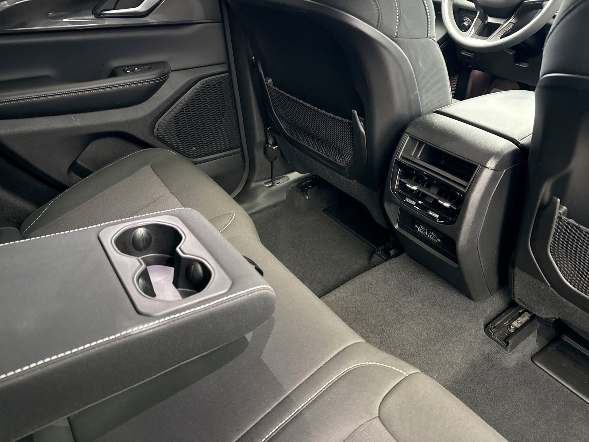 Used 2023 Jeep Grand Cherokee Laredo image 19