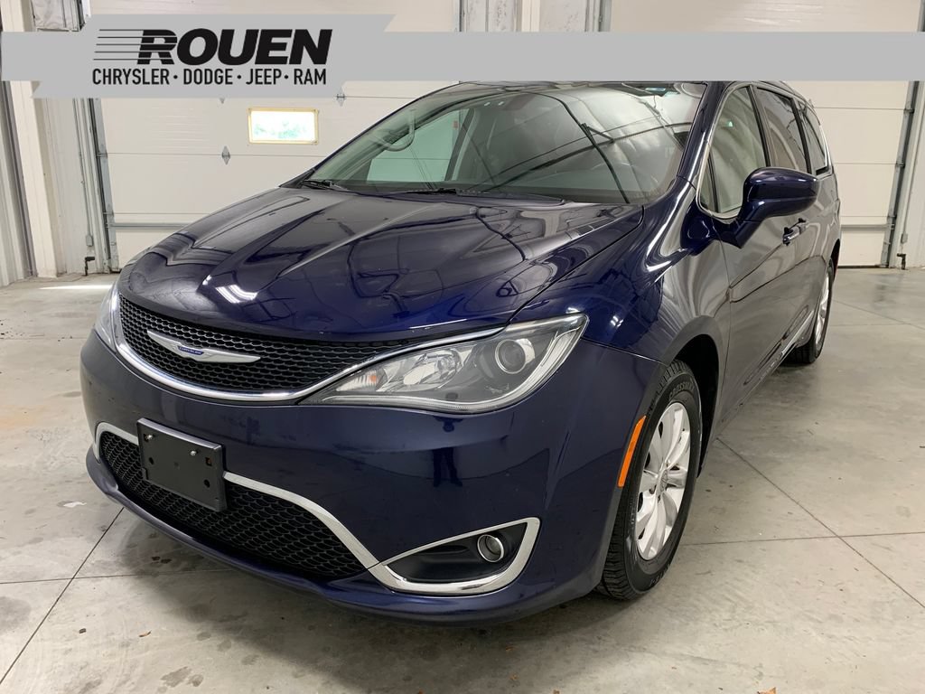 Used 2018 Chrysler Pacifica Touring-L FWD image 1
