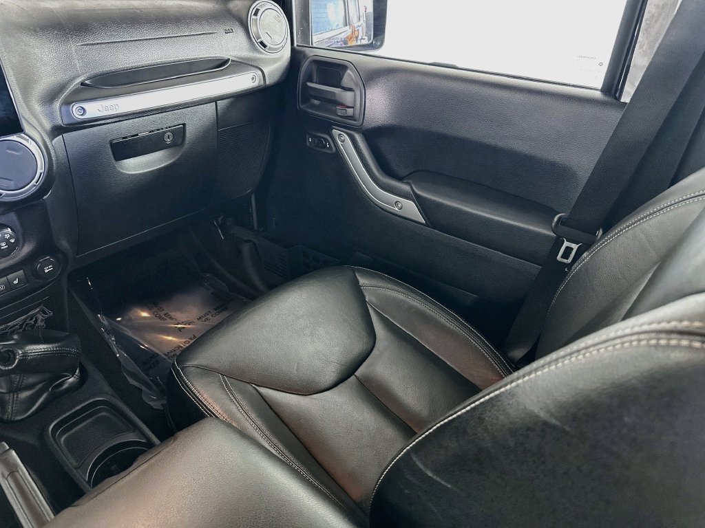 Used 2016 Jeep Wrangler Unlimited Sahara w/ Connectivity Group AWD/4WD image 29