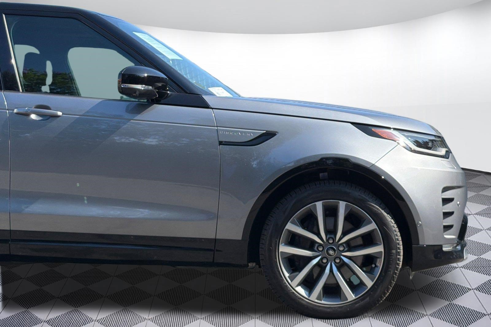 Used 2025 Land Rover Discovery Dynamic SE AWD/4WD image 37