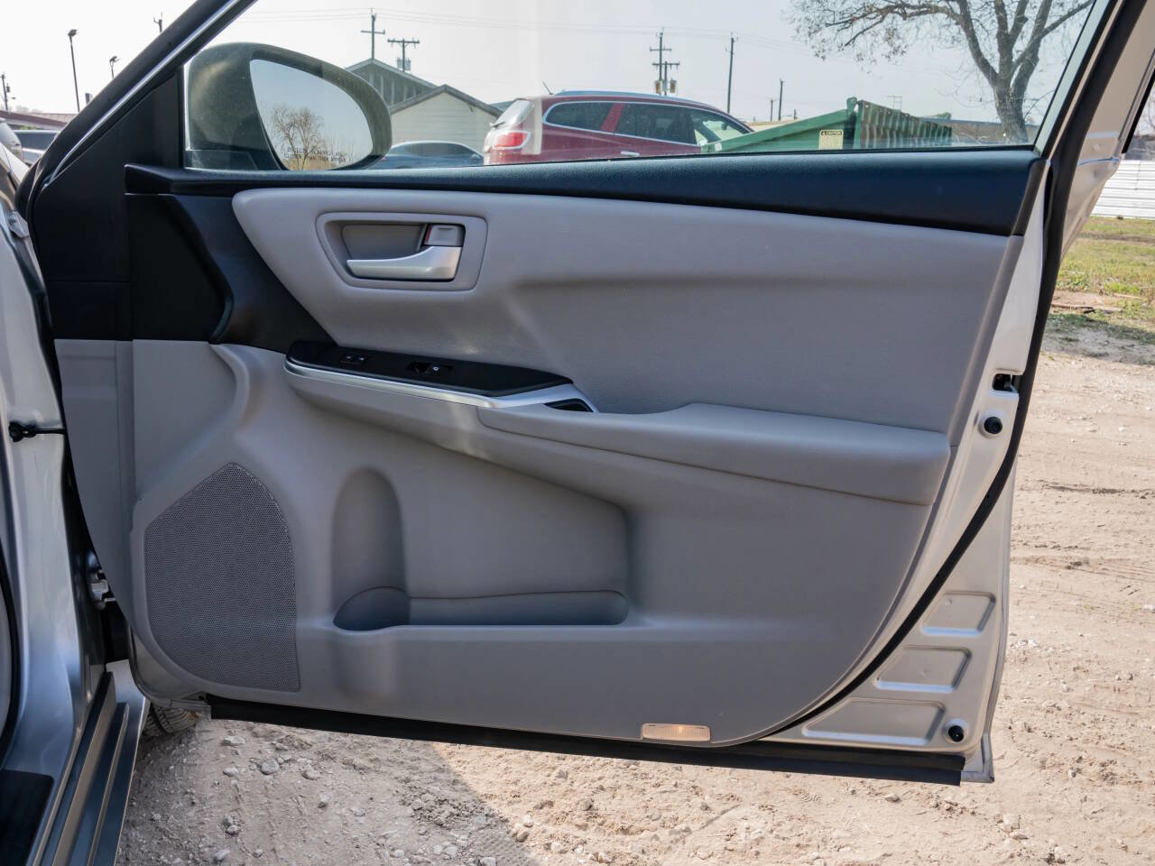 Used 2017 Toyota Camry LE image 12