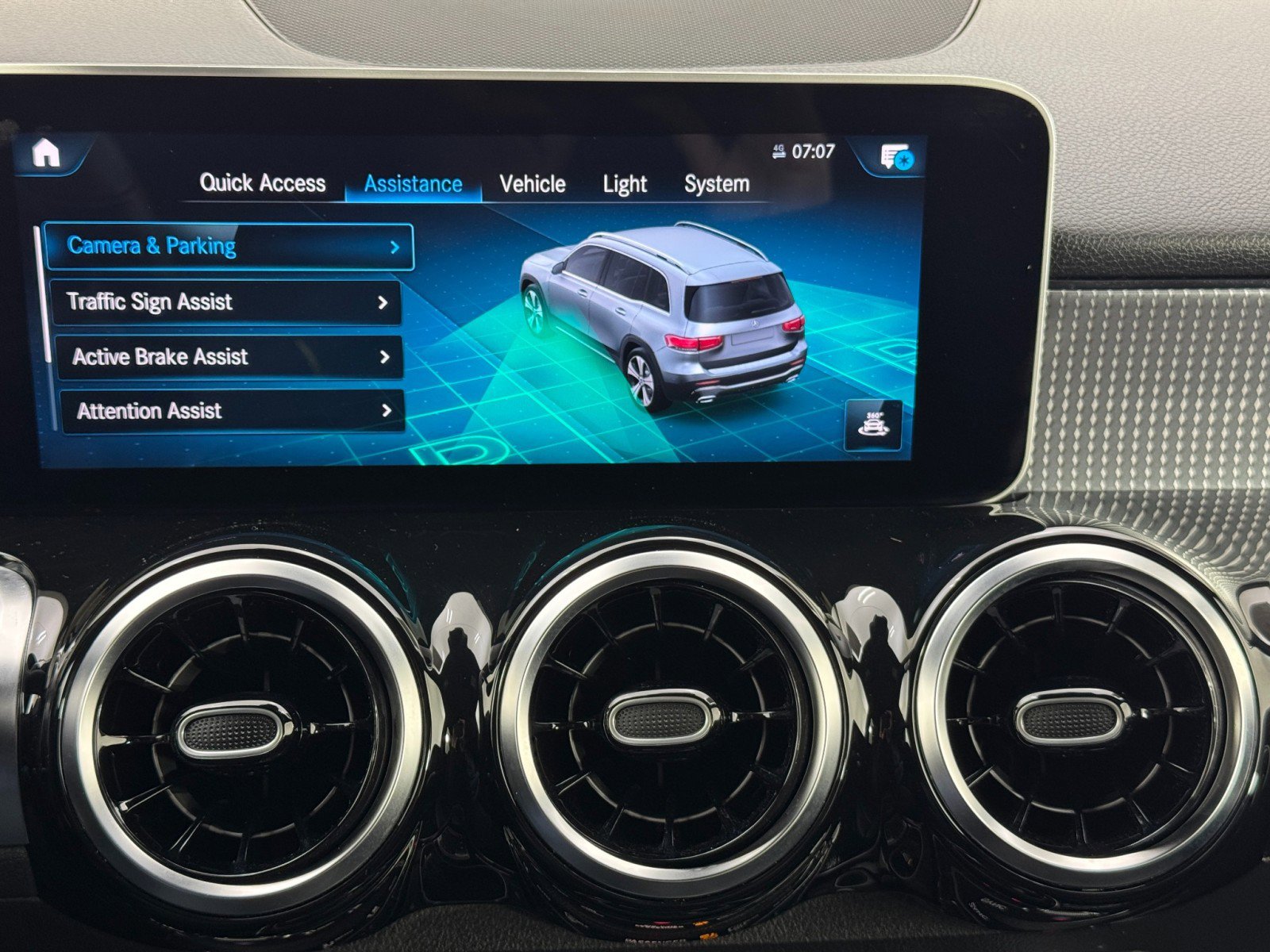 Used 2020 Mercedes-Benz GLB 250 4MATIC w/ Premium Package image 29
