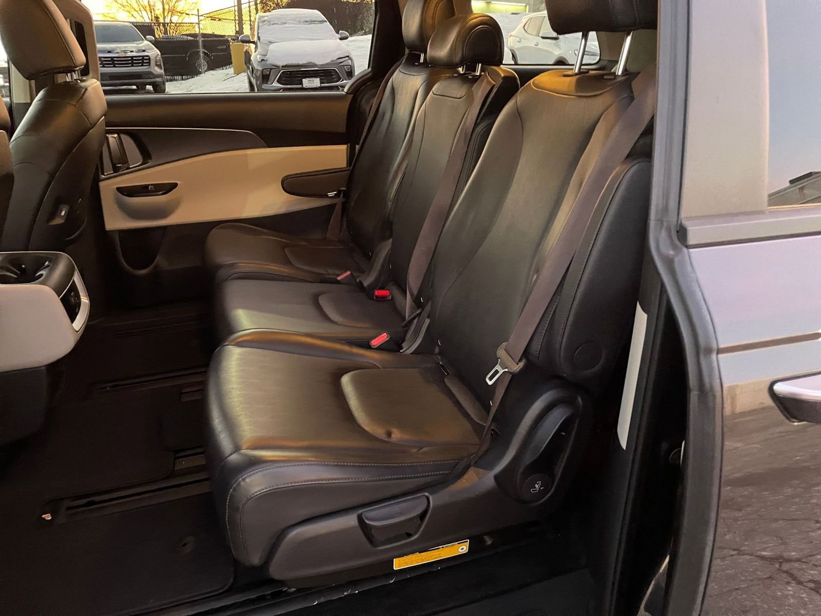 Used 2023 Kia Carnival LX image 25