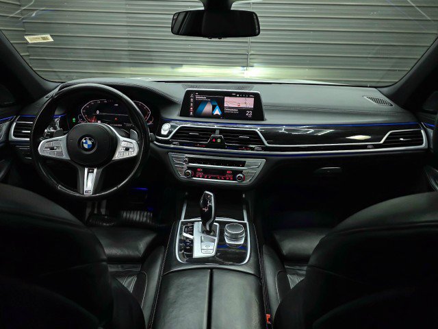 Used 2021 BMW 750i xDrive w/ M Sport Package AWD/4WD image 11