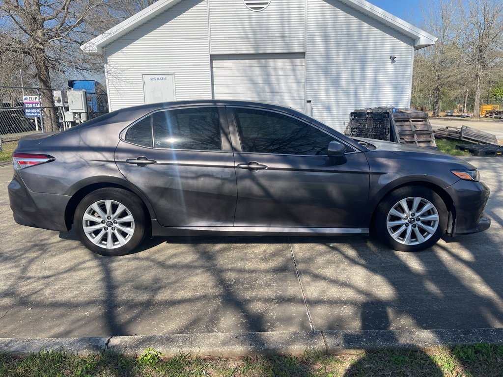 Used 2018 Toyota Camry LE image 4