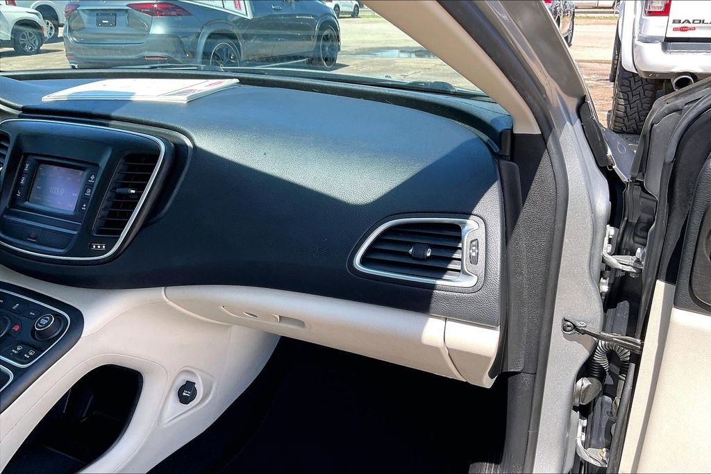 Used 2015 Chrysler 200 Limited FWD image 22