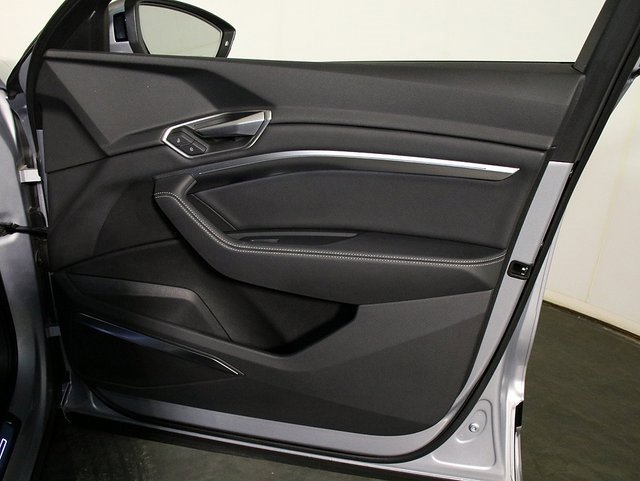 Used 2023 Audi e-tron Premium Plus w/ Premium Plus Package image 35