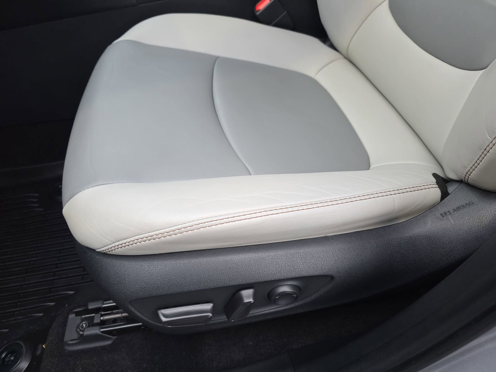 Used 2019 Toyota RAV4 XLE Premium image 28