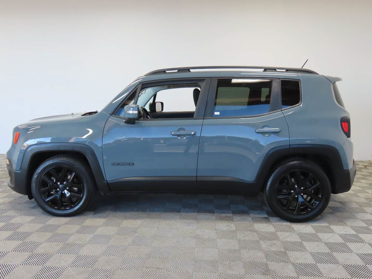 Used 2017 Jeep Renegade Altitude w/ Safety & Security Group FWD image 5