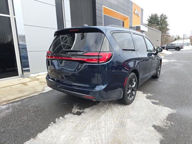 Certified 2024 Chrysler Pacifica Touring-L w/ S Appearance Package image 6