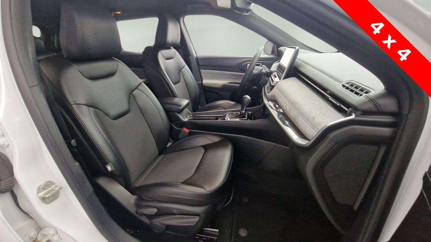 Used 2024 Jeep Compass Latitude image 27