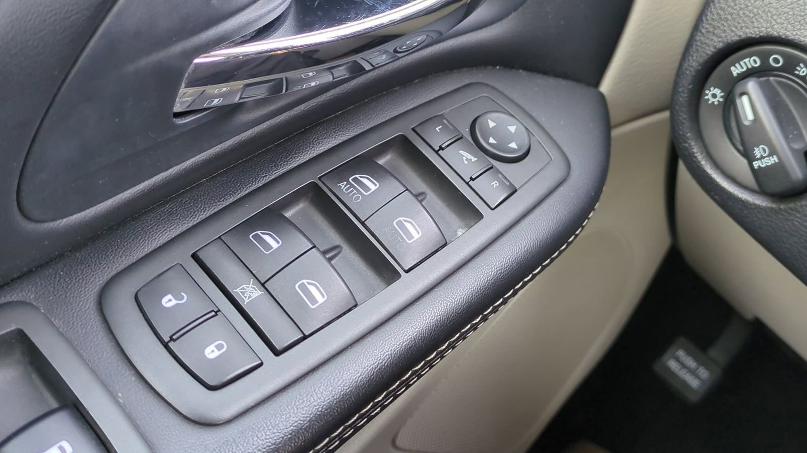 Used 2014 Chrysler Town & Country Touring-L image 41