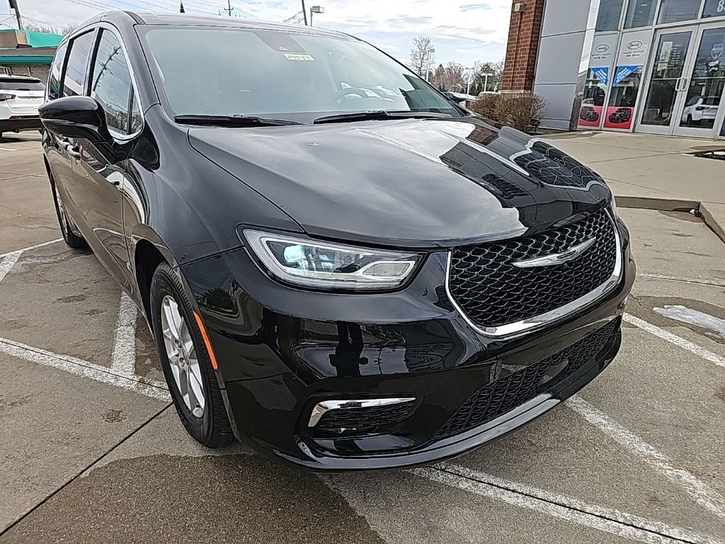 Certified 2024 Chrysler Pacifica Touring-L image 7
