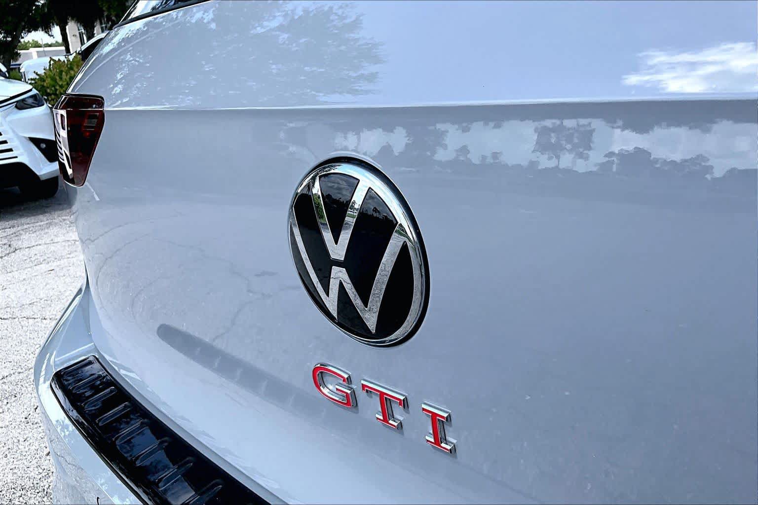 Used 2025 Volkswagen GTI SE FWD image 31