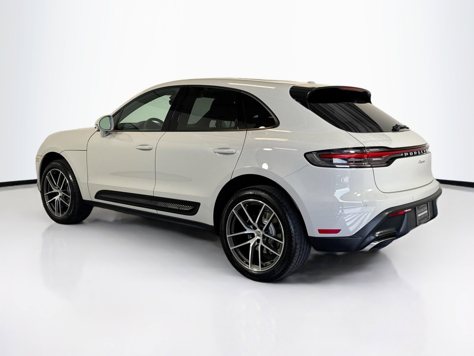 Used 2025 Porsche Macan image 3