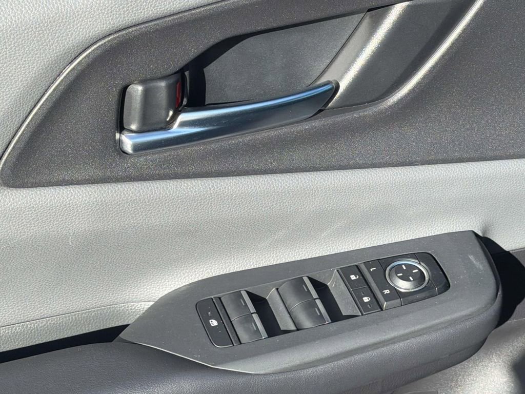 Used 2025 Toyota Prius XLE image 25