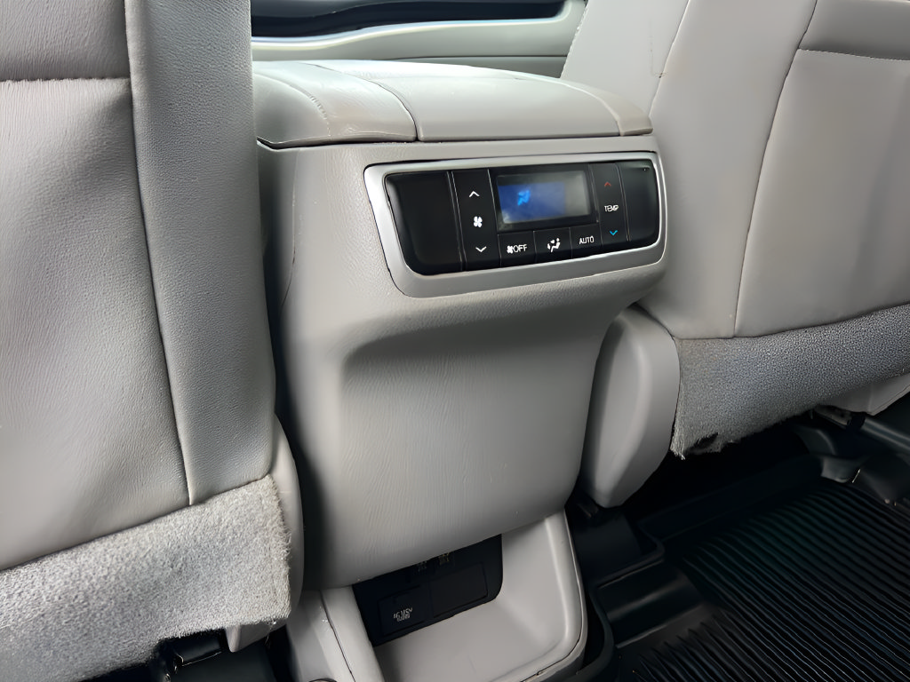 Used 2018 Toyota Highlander XLE AWD/4WD image 49