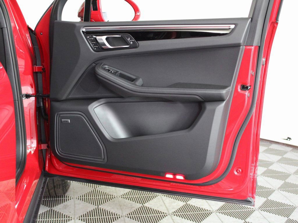 Certified 2025 Porsche Macan image 37