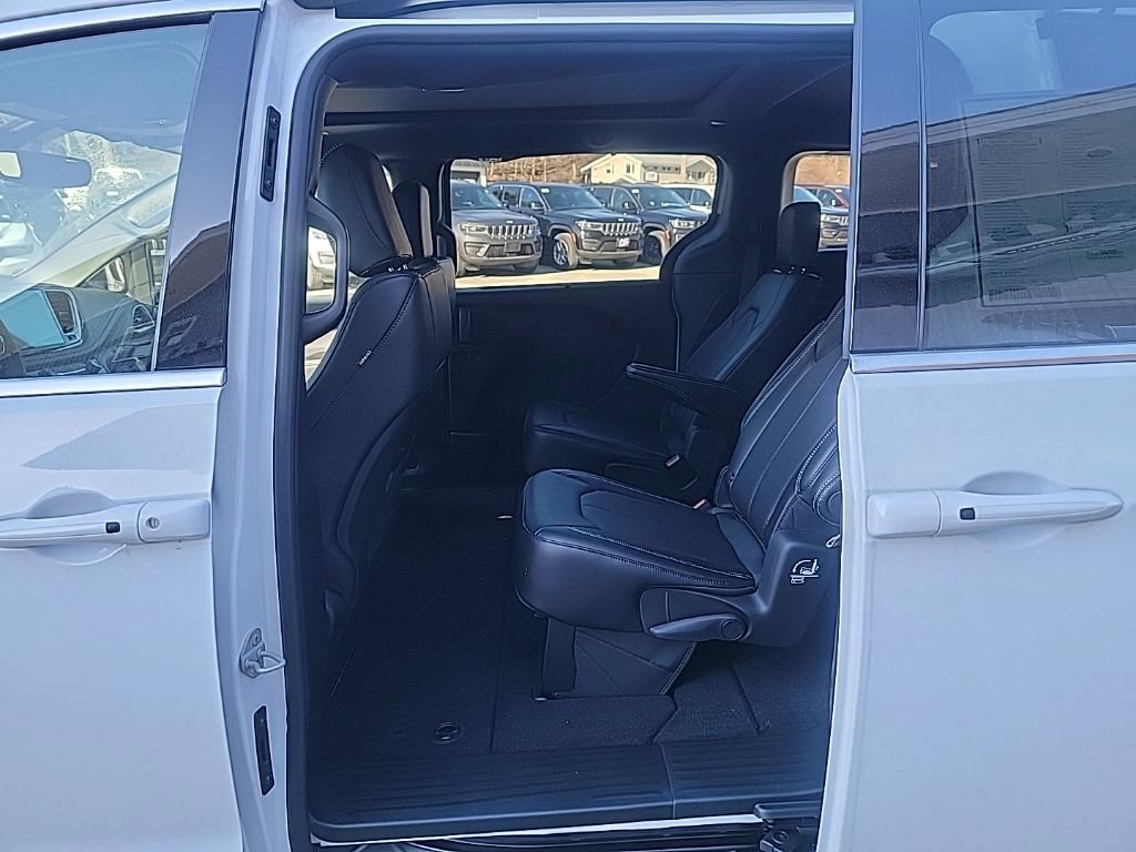 New 2026 Chrysler Pacifica Select image 7