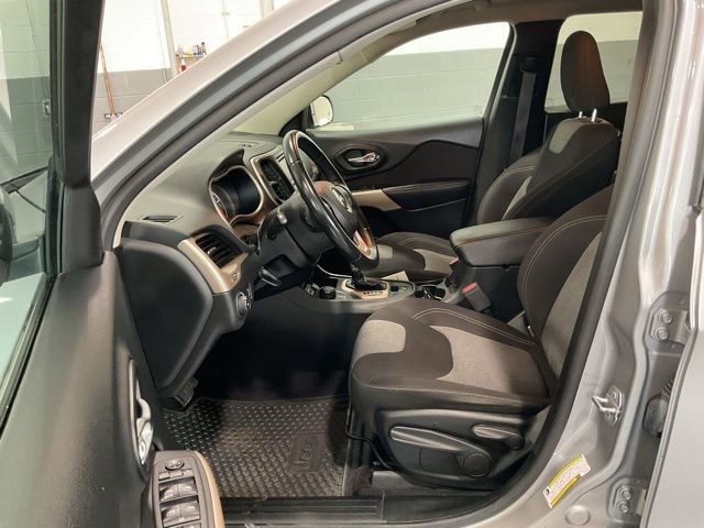 Used 2018 Jeep Cherokee Latitude w/ Cold Weather Group AWD/4WD image 10