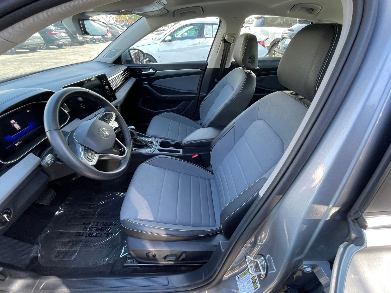 Used 2025 Volkswagen Jetta SE FWD image 27