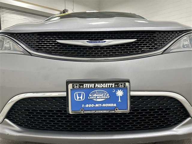 Used 2020 Chrysler Pacifica Touring-L image 10