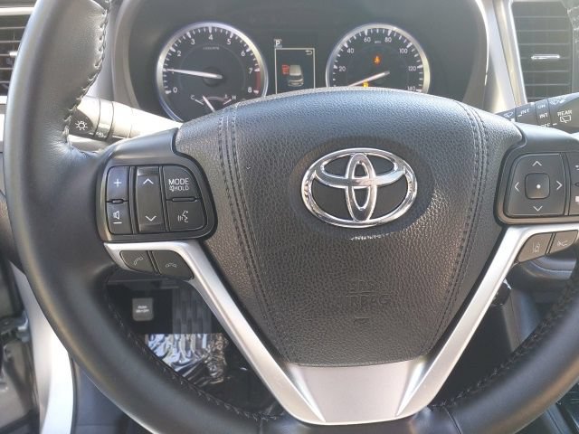 Used 2017 Toyota Highlander Limited AWD/4WD image 26