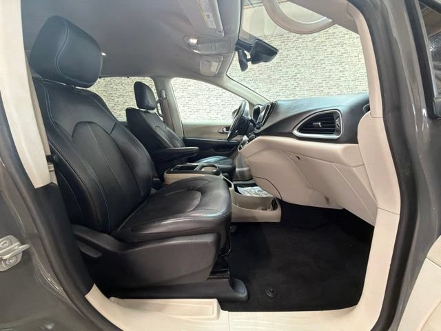 Used 2021 Chrysler Pacifica Touring-L FWD image 11