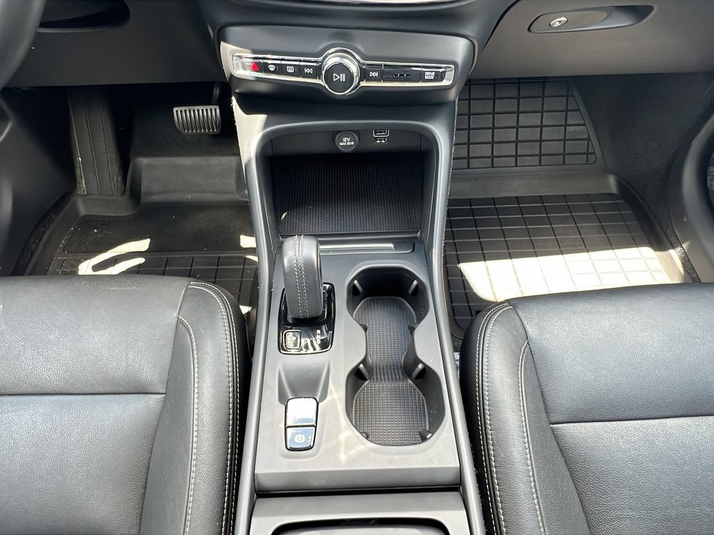 Used 2021 Volvo XC40 T5 Momentum w/ Premium Package AWD/4WD image 18