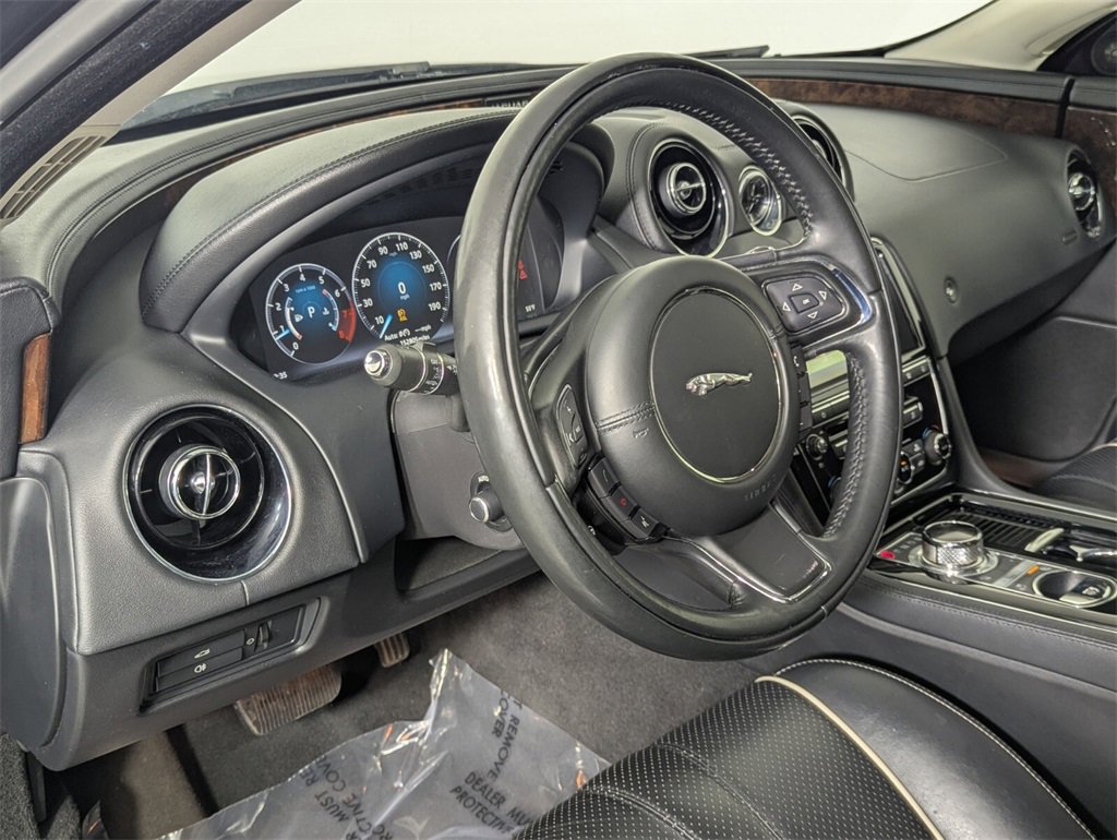 Used 2016 Jaguar XJ R-Sport image 11