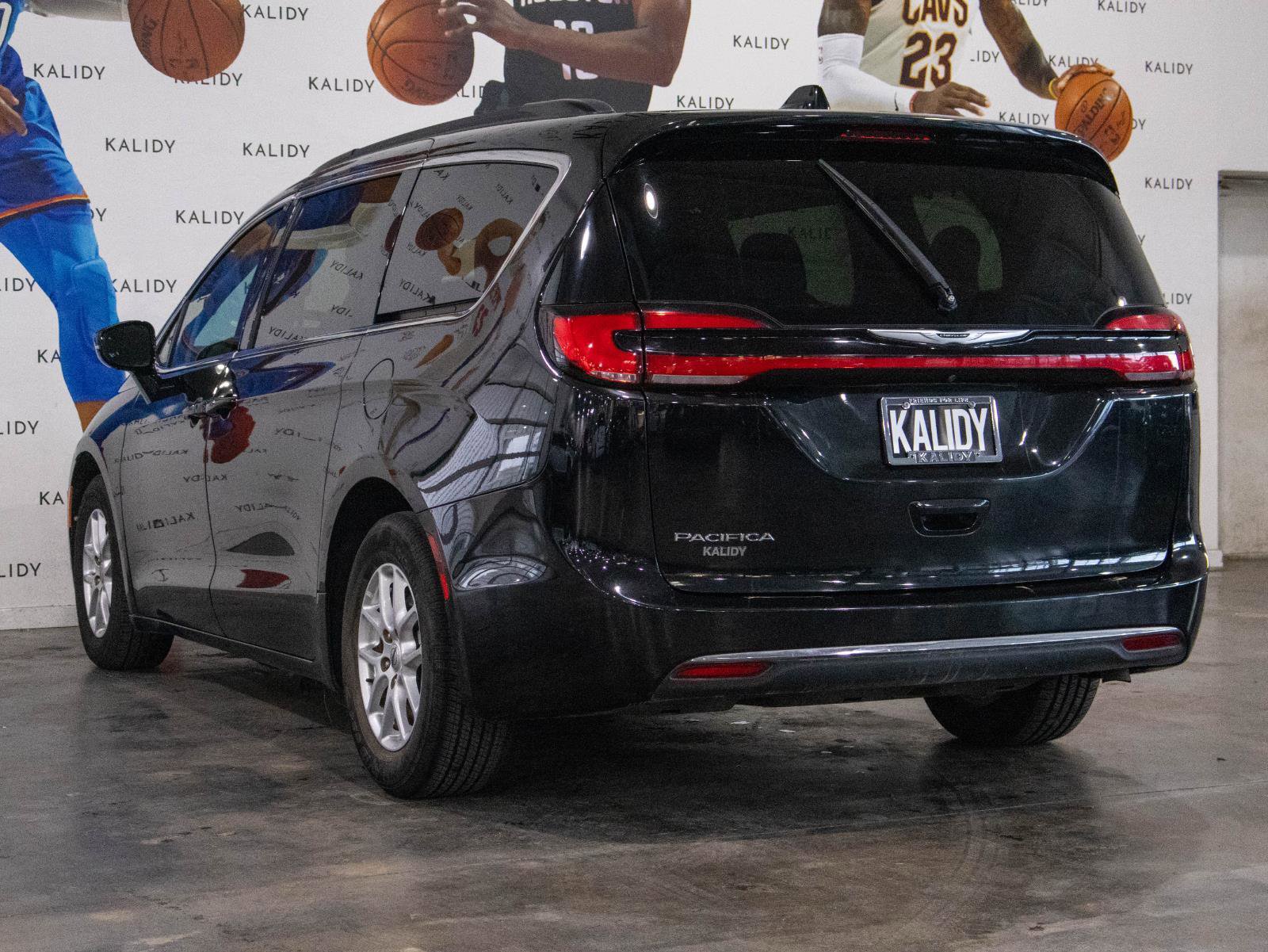 Used 2022 Chrysler Pacifica Touring-L image 21