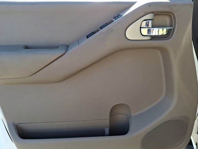 Used 2010 Nissan Frontier SE image 12