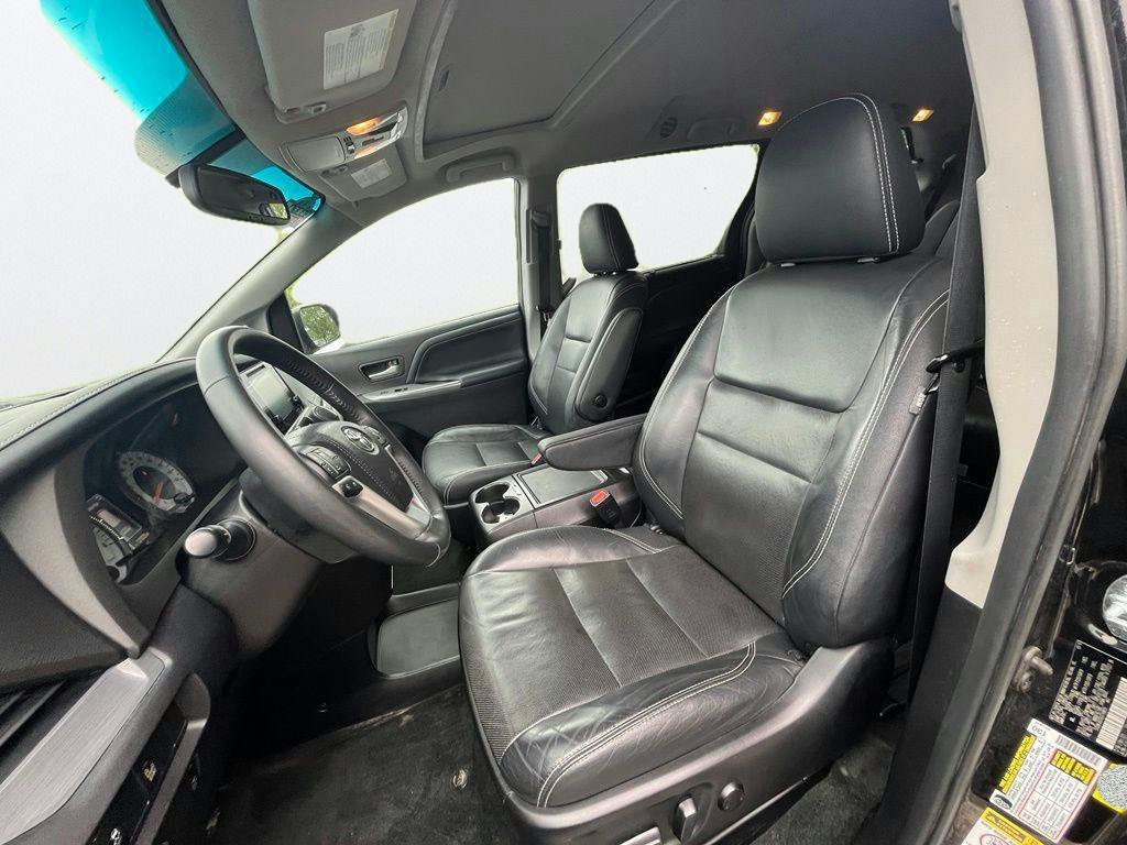 Used 2016 Toyota Sienna SE w/ SE Preferred Package FWD image 10