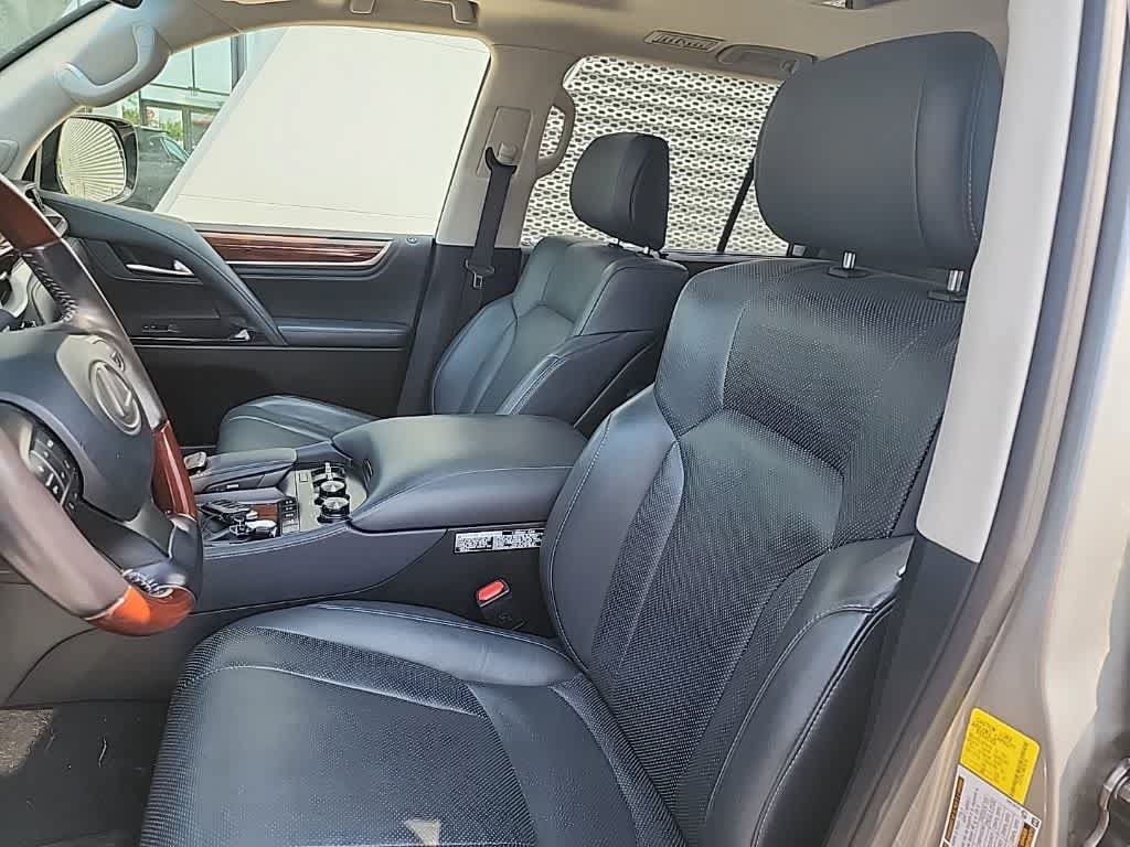 Used 2021 Lexus LX 570 4WD w/ Luxury Package image 4