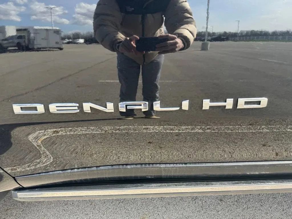 Used 2022 GMC Sierra 3500 Denali w/ Denali Black Diamond Edition image 9