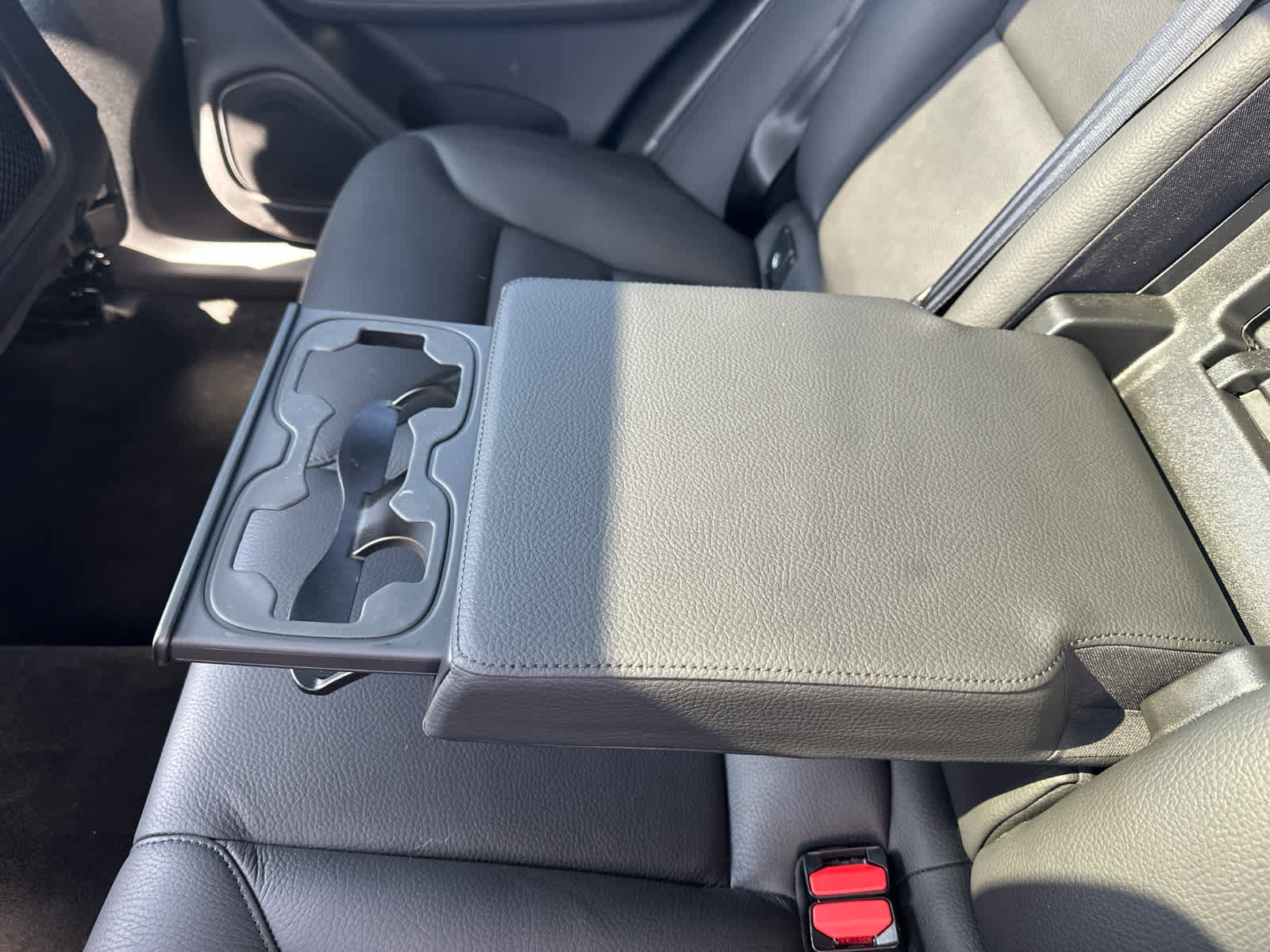 Used 2025 Volvo XC60 B5 Plus image 25