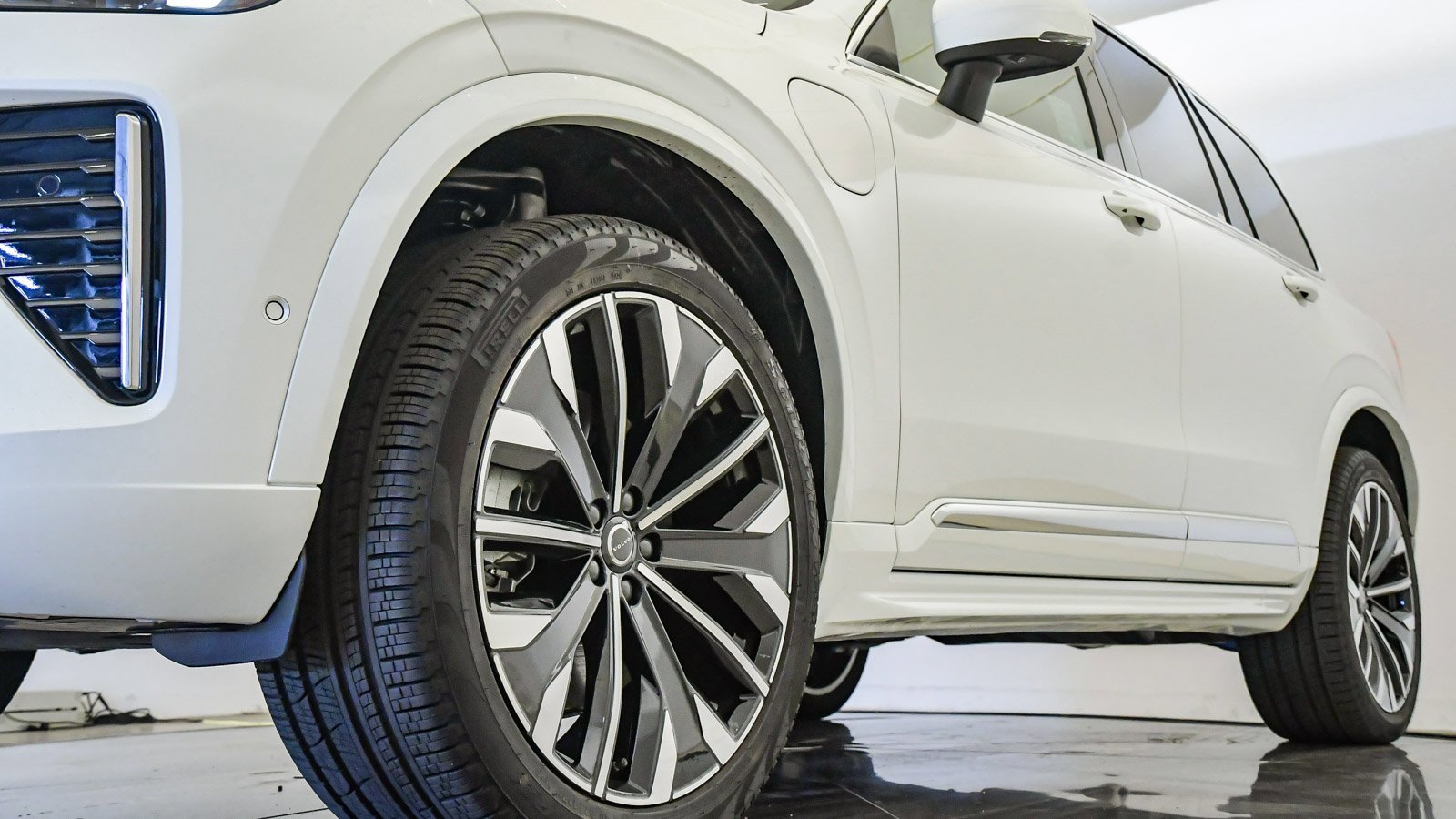 Certified 2025 Volvo XC90 T8 Plus w/ Protection Package Premier image 10