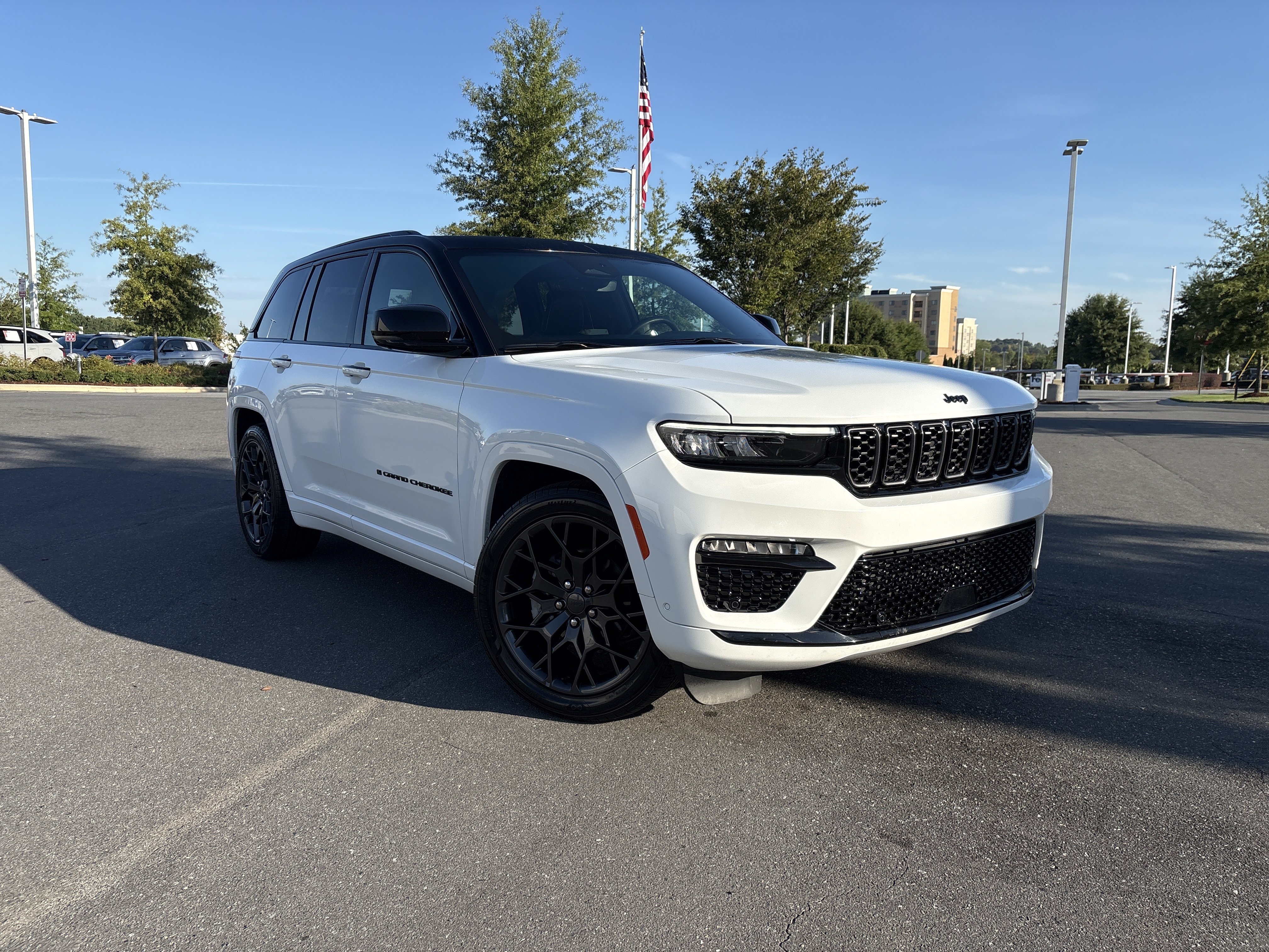 Used 2025 Jeep Grand Cherokee Summit w/ Obsidian Package AWD/4WD image 2