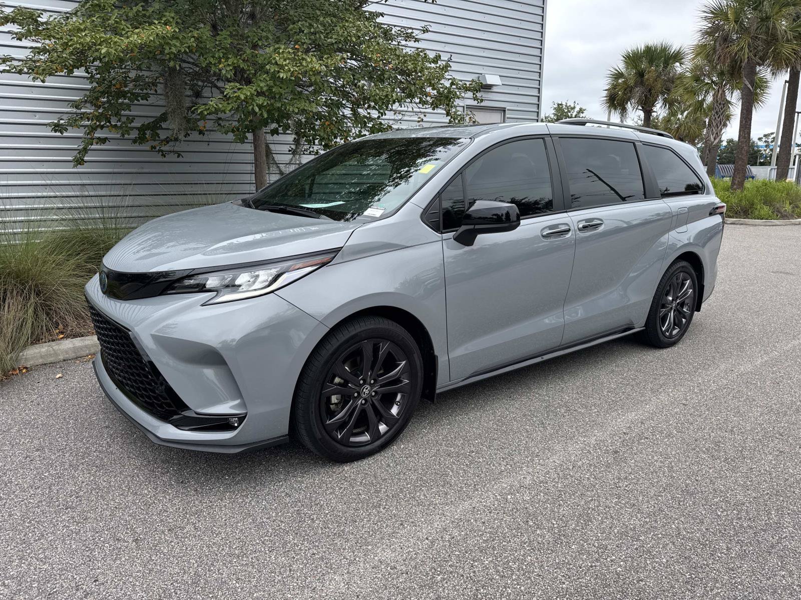Used 2025 Toyota Sienna XSE w/ XSE Plus Package FWD image 1