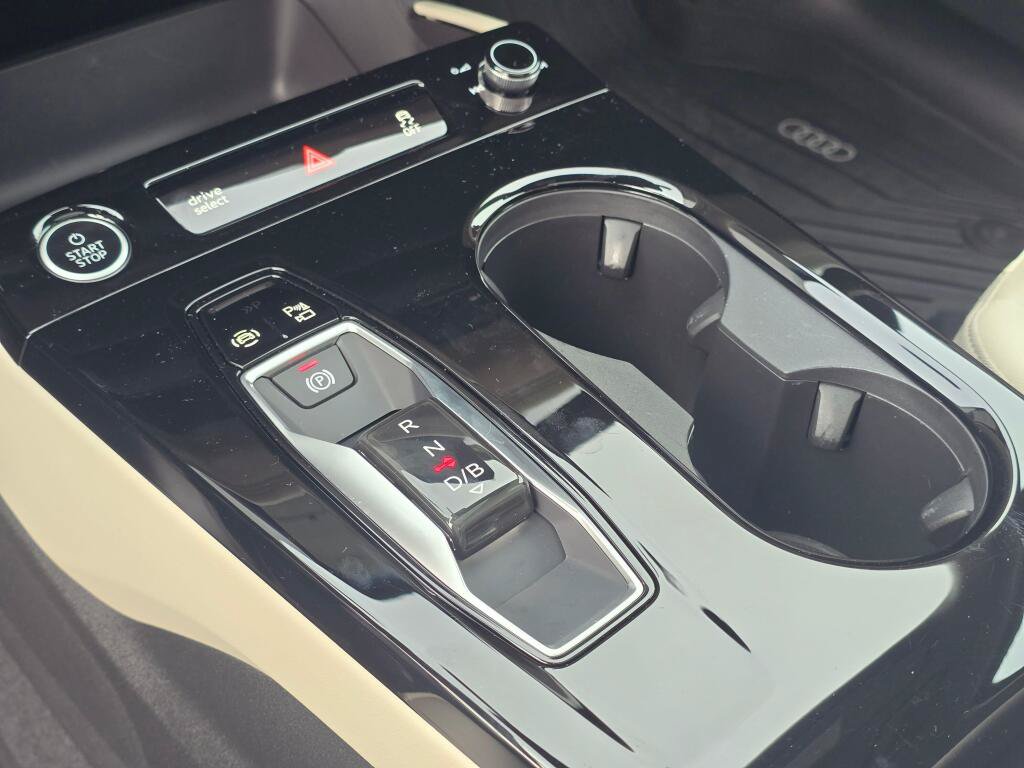 Used 2025 Audi Q6 e-tron Premium Plus w/ Premium Plus AWD/4WD image 15