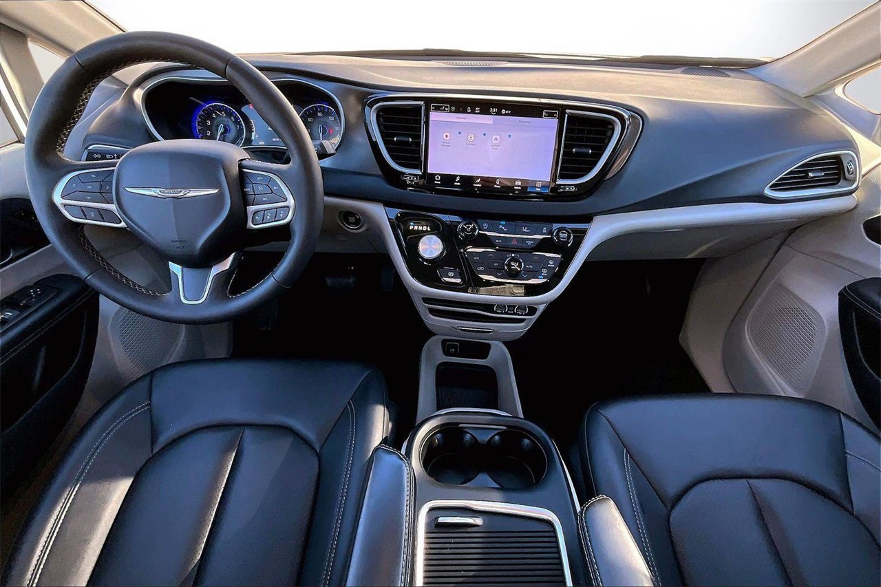 Certified 2024 Chrysler Pacifica Touring-L image 14