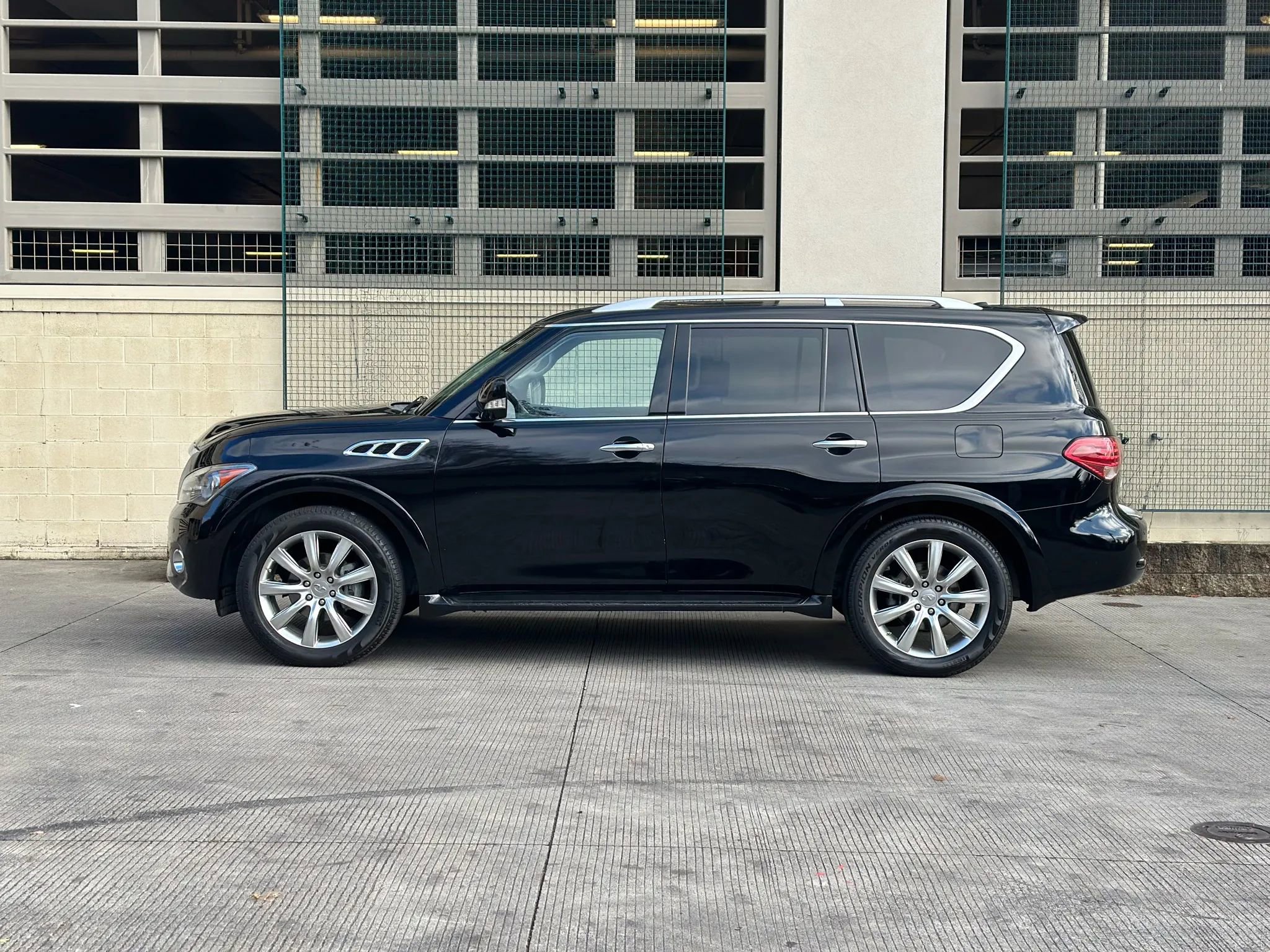Used 2012 INFINITI QX56 2WD w/ Deluxe Touring Pkg image 7