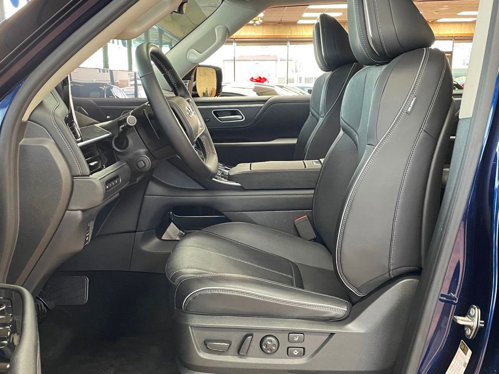 Used 2025 INFINITI QX80 Sensory image 11